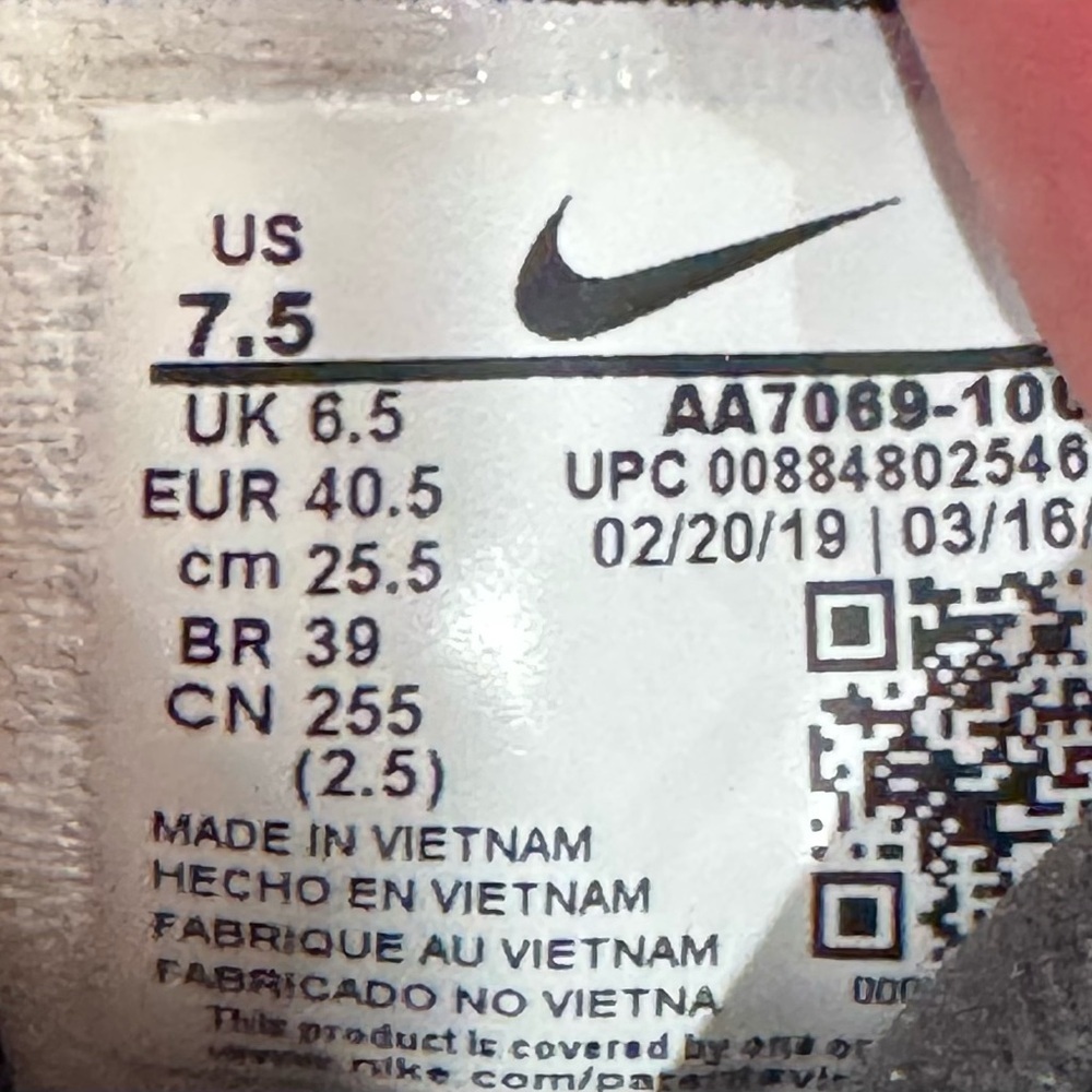 Nikes - Picture 8 of 8